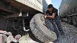Как поменять колесо на грузовике